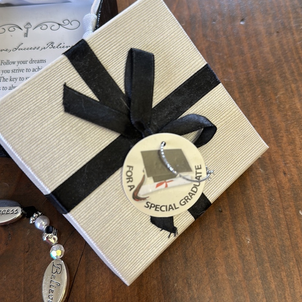 Graduate bracelet - Picture 2 of 4